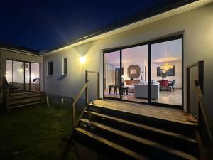 een kamer met uitzicht op een woonkamer bij Chambres dans la Villa Larros in Gujan-Mestras