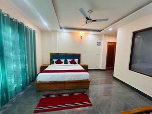 Un dormitorio con una cama y un televisor de pantalla plana. en Aradhya Stays Chail, en Jāmb