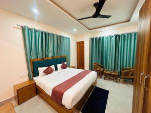 Un dormitorio con una cama grande con cortinas azules. en Aradhya Stays Chail, en Jāmb