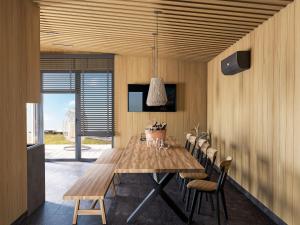 TV a/nebo společenská místnost v ubytování Vilkiškių Karpis Glamping