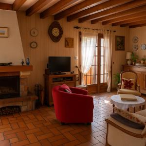 Una televisión o centro de entretenimiento en Chambres d'Hôtes Bagatelle