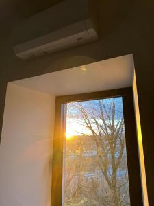 a window in a room with a view of a tree at Maison avec jardin, wifi, parking, vidéo projecteur in Tulle