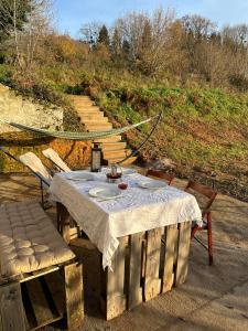 a table and two chairs sitting next to a stairs at Maison avec jardin, wifi, parking, vidéo projecteur in Tulle