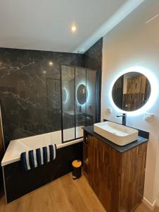 Ένα μπάνιο στο Maison avec jardin, wifi, parking, vidéo projecteur