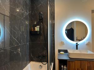 Ένα μπάνιο στο Maison avec jardin, wifi, parking, vidéo projecteur +35 φωτογραφίες