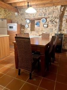 a kitchen with a wooden table and chairs at Casa Solle - Bonita casa de montaña a 20 min de San Isidro 