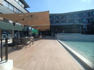 Bazén v ubytování Wyndham Garden Samui Wing nebo v jeho okolí