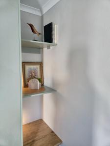 een kamer met planken en een vogel aan de muur bij Sand & Sea Studio Hermanus in Hermanus