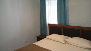 Cama en habitación con ventana y cama sidx sidx sidx sidx en Alojamiento Rústic, en Santiago