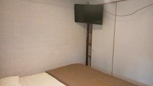 Habitación con cama y lámpara. en Alojamiento Rústic, en Santiago