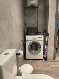 Business Flat Stavroupoli في سلانيك: حمام مع غسالة ومرحاض +45 صورة