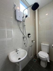 Et badeværelse på T Plus Hotel Bagan