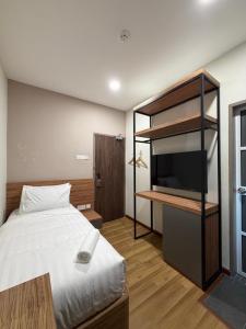 En eller flere senge i et værelse på T Plus Hotel Bagan