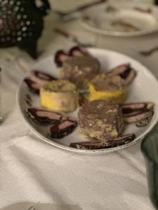 FrayssinetにあるLa Bonne Aubergeのテーブルの上のペストリー