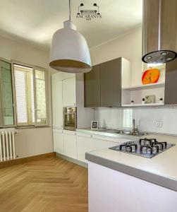 Una cocina con gabinetes blancos y una encimera blanca. en Ancaranvs B&B, en Bitonto