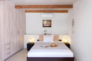 En eller flere senge i et værelse på Triopetra Green Dream + 33 billeder