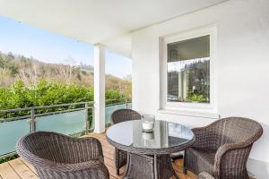 a patio with a table and chairs on a balcony at Ferienwohnung am Schmenkenberg in Marsberg