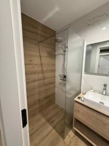 ein Badezimmer mit Glasdusche und Waschbecken in der Unterkunft ElMar Apartment - ЕлМар Апартмент in Yambol