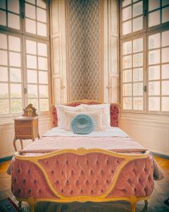 Château-VerdunにあるChateau de Gudanesの窓付きの客室の大型ベッド1台分です。