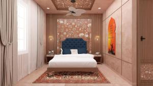 um quarto com uma cama grande e uma cabeceira azul em Shri Ram Paying Guest House em Varanasi