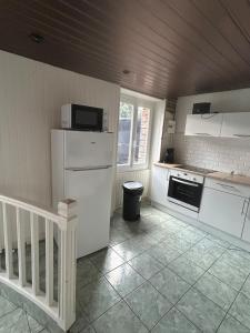 comfortable wooden chalet for family stay في أتيس مو: مطبخ بخزائن بيضاء وفرن موقد