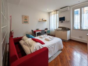 una camera con un letto e un divano rosso di CHARMING HOME LE RUOTE a Firenze