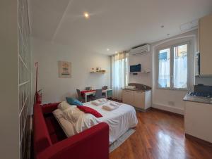 una camera da letto con un letto e un divano rosso di CHARMING HOME LE RUOTE a Firenze