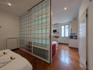 una grande camera con due letti e una cucina di CHARMING HOME LE RUOTE a Firenze