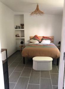 Ένα ή περισσότερα κρεβάτια σε δωμάτιο στο Cure bien être A l'orée du Bois