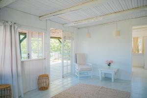 Posada Paradiso في خوسيه اجناسيو: غرفة معيشة مع كرسي وطاولة