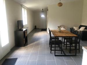 Μια τηλεόραση ή/και κέντρο ψυχαγωγίας στο Cure bien être A l'orée du Bois +2 φωτογραφίες