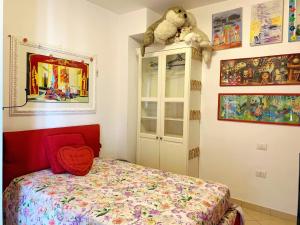 Giường trong phòng chung tại Alice in Wonderland