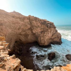 Una cueva de roca en el océano junto al océano. en Aghrour Village & Timlaline Dunes Adventure, en Taghazout 12 fotos más