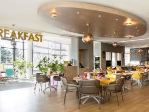 Un restaurante u otro lugar para comer en Novotel Paris Roissy CDG Convention