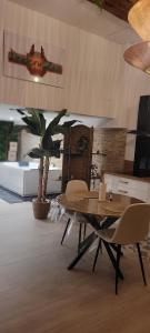 Et opholdsområde på Nid d amour IndoneZen Balneo & table de massage + 11 billeder