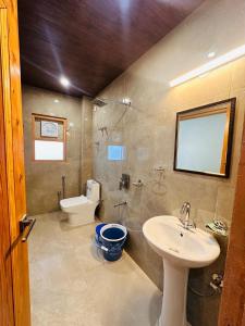 un baño con lavabo e inodoro en Aradhya Stays Chail, en Jāmb