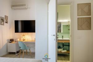 Un televizor și/sau centru de divertisment la Fly Inn Fiumicino Guest House