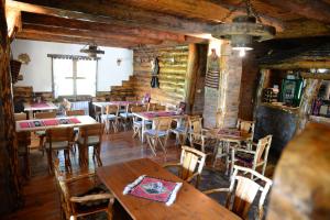 Koruge的住宿－Motel Nacionalni Restoran Ognjiste，一间设有木桌和椅子的餐厅