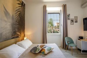 Un pat sau paturi într-o cameră la Fly Inn Fiumicino Guest House