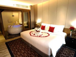 Postel nebo postele na pokoji v ubytování Ayathorn Bangkok