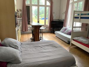 Chateau Gruchet Le Valasse في Gruchet-le-Valasse: غرفة نوم بها سرير وطاولة وأريكة +43 صورة