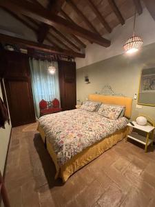 een slaapkamer met een groot bed in een kamer bij Villa Il Pensierino in Manciano