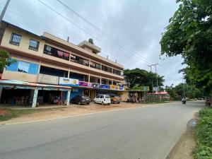 Hotel O Eco guest house في Gauhāti: مبنى على جانب الشارع