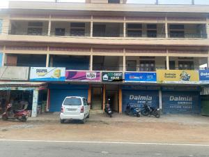 Hotel O Eco guest house في Gauhāti: شاحنة بيضاء متوقفة أمام مبنى +4 صور