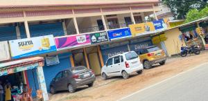 Hotel O Eco guest house في Gauhāti: شارع فيه سيارات تقف امام المباني