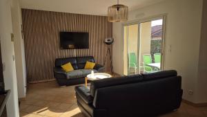 Χώρος καθιστικού στο Appartement La pinède - Tout Confort - Piscine de saison - 2 chambres - Proche plage et Commerces