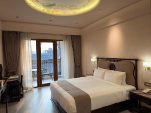 Ένα ή περισσότερα κρεβάτια σε δωμάτιο στο De Lush Pune