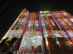 ChinhatにあるHotel O by OYO GREENWOOD INNの夜間灯が灯る建物