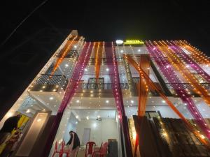 ChinhatにあるHotel O by OYO GREENWOOD INNの夜間灯が灯る建物