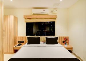 Un pat sau paturi într-o cameră la Palette Hotel and Resort Kalwar Road Jaipur Formerly Jai Madhav Resort